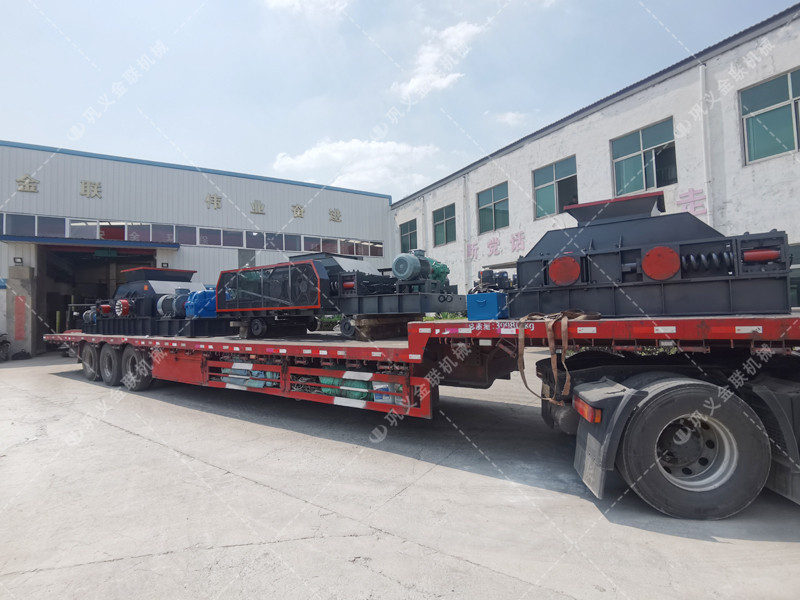 1200*1200雙齒輥破碎機,兩臺900*900軌道移動雙齒輥破碎機發往云南