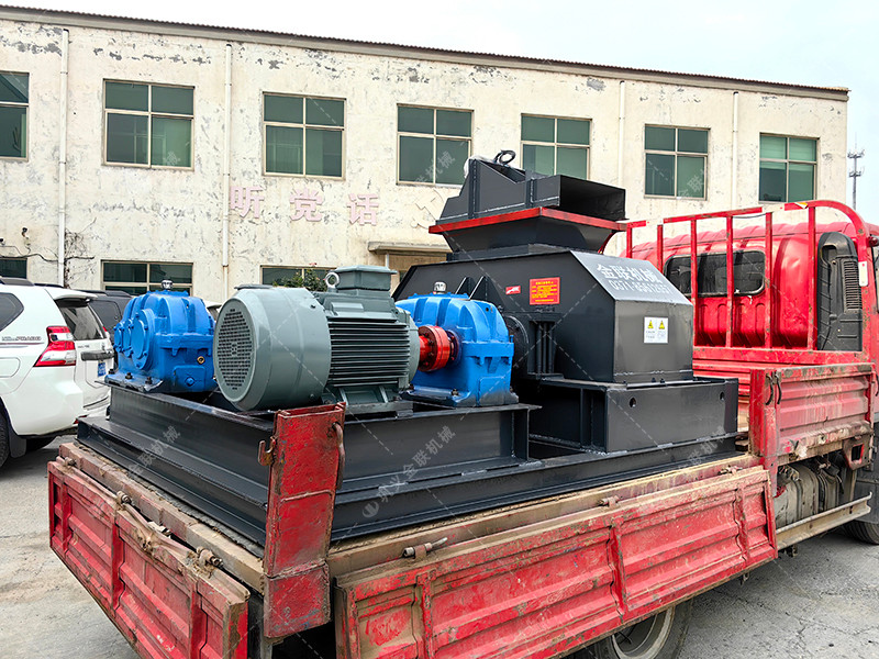 2pg500*750對輥破碎機(jī)發(fā)往廣東佛山破碎石英砂