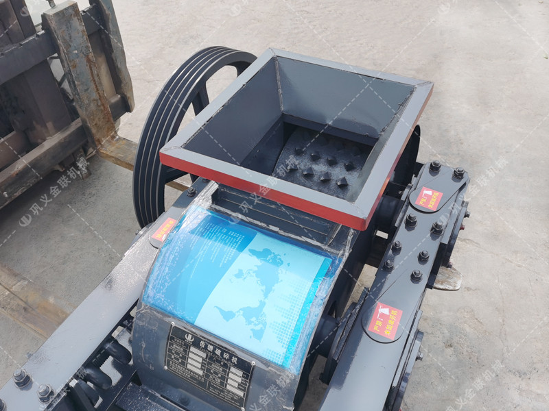 2PGC400X250小型雙齒輥破碎機發(fā)往安徽蚌埠破碎玻璃